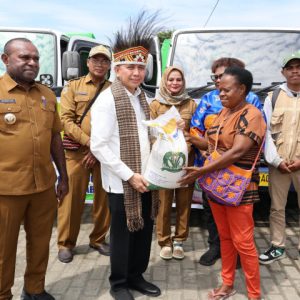 Pj Gubernur Papua Agus Fatoni melaunching penyaluran cadangan beras pemerintah untuk bantuan pangan bulan Juni-Juli Tahun 2025 di Kabupaten Sarmi.