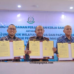 Penandatanganan PKS antara GM PLN UIP MPA yang diwakili oleh Senior Manager Perencanaan PLN UIP MPA, Henry Donald Mangatas Silaen (kanan) dan GM UIW P2B, Diksi Erfani Umar (kiri) bersama Kepala Kejaksaan Tinggi Papua, Hendrizal Husin SH.MH.