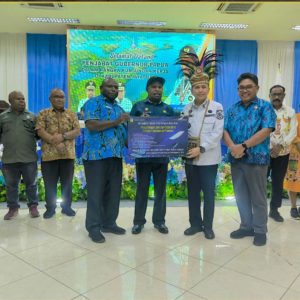 Pj Gubernur Papua Serahkan Starlink dan IndiBiz, Perkuat Akses Internet di Kabupaten Jayapura