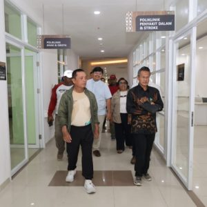 Penjabat Gubernur Papua, Ramses Limbong, bersama Pj Sekda Papua Yohanes Walilo dan sejumlah kepala SKPD meninjau langsung lokasi rumah sakit di Abepura, Kota Jayapura, Jumat (11/4) pagi.