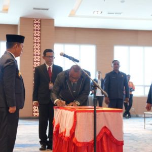 Pj Gubernur Papua Ramses Limbong kukuhkan Sapto Agung Riyadi sebagai Kepala Perwakilan BPKP Provinsi Papua, di Aula Lukmen, Kantor Gubernur Papua, Senin (14/4/2025).