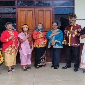 Pemerintah Papua memperingati Hari Kartini dengan mengenakan pakaian adat. Kegiatan ini digelar Selasa, 22 April 2025 di Kantor Gubernur Papua