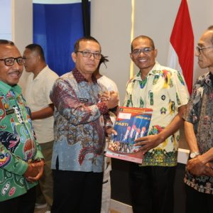 Pj Gubernur Papua Ramses Limbong dan Kadis DKLH Ariestoteles Ap