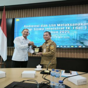 Penjabat Gubernur Papua, Mayjen TNI (Purn) Ramses Limbong, S.IP., M.Si., menerima kunjungan audiensi dari para peserta Program Kerja Lapangan (PKL) Siswa Intelijen Strategis Tingkat I, Gelombang I, Badan Intelijen Negara (BIN) Tahun 2025.