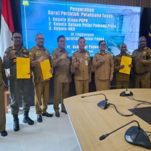 Pj Gubernur Papua Ramses Limbong Menyerahkan Surat Perintah Tugas kepada 3 Plt