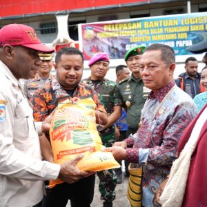 Penjabat (Pj) Gubernur Papua, Ramses Limbong, melepas bantuan logistik untuk korban banjir di Kabupaten Mamberamo Raya, Kamis (8/5/2025)