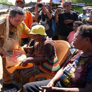 Penyerahan bantuan secara simbolis oleh Pj Gubernur Papua Ramses Limbong