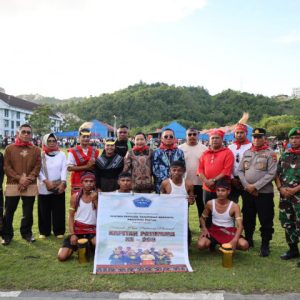 Pj Gubernur Papua Ramses Limbong saat membuka Festival Budaya Maluku di Lapangan Trisila, Entrop, Kota Jayapura, Sabtu (10/5/2025)