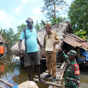 Pj Gubernur Papua Ramses Limbong meninjau langsung kondisi rumah masyarakat yang terdampak banjir