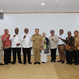 Foto bersama Pj Gubernur Papua Agus Fatoni dan Forum Kerukunan Umat Beragama (FKUB) dan Persekutuan Gereja-Gereja di Papua (PGGP) di Hotel Suni Sentani