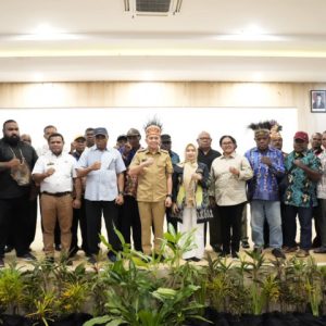 Pj Gubernur Papua Agus Fatoni bertemu tokoh-tokoh adat Papua sebagai bentuk penghormatan terhadap nilai-nilai lokal dan pemilik tanah adat. Kegiatan ini berlangsung di Hotel Suni Sentani