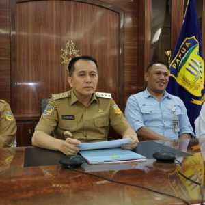 Penjabat (Pj) Gubernur Papua, Agus Fatoni didampingi Pj Sekda Papua Suzana Wanggai.