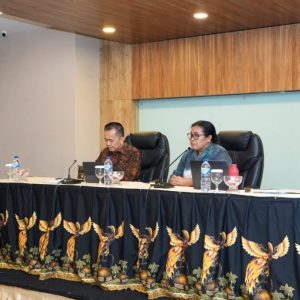 Pj Gubernur Papua Agus Fatoni didampingi Pj Sekretaris Daerah (Sekda) Suzana D. Wanggai dalam Rapat bersama kepala OPD yang digelar di Jayapura