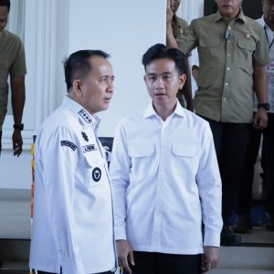 Wakil Presiden (Wapres) Gibran Rakabuming Raka didampingi Pj Gubernur Papua Agus Fatoni