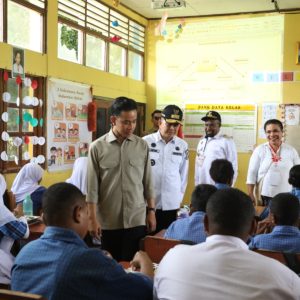 Pj Gubernur Papua Agus Fatoni Dampingi Wapres Gibran Tinjau Program MBG di SMP Negeri 2 Sentani