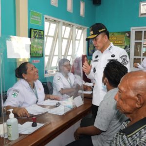 Pj Gubernur Papua Agus Fatoni saat berinteraksi dengan masyarakat dan petugas kesehatan di Puskesmas Kampung Harapan Sentani