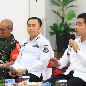 Wakil Presiden Gibran Rakabuming Raka didampingi Pj Gubernur Papua Asus Fatoni saat melakukan pertemuan di Gedung Negara