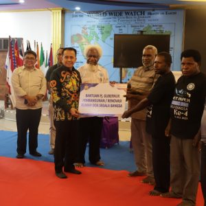 Pj Gubernur Papua Agus Fatoni menyerahkan secara simbolis bantuan pembangunan renovasi rumah doa segala bangsa.