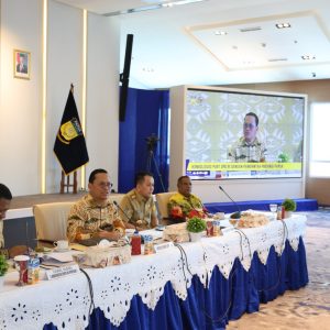 Ketua Panitia Urusan Rumah Tangga (PURT) Dewan Perwakilan Daerah (DPD) RI, Hasan Basri (dua dari kiri) pada Konsolidasi Panitia Urusan Rumah Tangga (PURT) DPD RI dengan Penjabat (Pj) Gubernur Agus Fatoni di Kantor Gubernur Papua, Jayapura, Papua, Senin (15/09/2025).