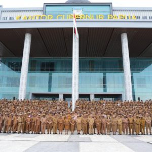 Foto bersama usai apel gabungan Aparatur Sipil Negara (ASN) di lingkungan Pemerintah Provinsi Papua. Apel ini digelar di halaman Kantor Gubernur Papua, Jayapura, Papua Senin (06/10/2025).