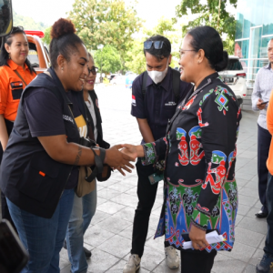 Penjabat Sekretaris Daerah Provinsi Papua, Suzana Wanggai melepas bantuan kemanusiaan bagi masyarakat terdampak gempa bumi di Kabupaten Sarmi. Prosesi pelepasan berlangsung di Main Hall Kantor Gubernur Papua.