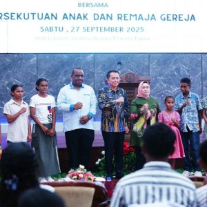 Penjabat (Pj) Gubernur Papua Agus Fatoni bersama Pj. Ketua TP PKK Tyas A. Fatoni menghadiri Ibadah Oikumene yang diselenggaran oleh Tim Penggerak (TP) Pemberdayaan dan Kesejahteraan Keluarga (PKK) Provinsi Papua bersama anak dan remaja gereja.