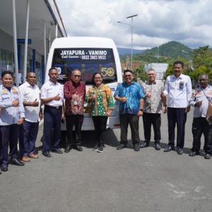 Penjabat Sekretaris Daerah Provinsi Papua, Suzana D. Wanggai, meninjau langsung kesiapan Rencana Pembukaan Angkutan Lintas Batas Negara (ALBN) Jayapura–Vanimo di Terminal Tipe A Kota Jayapura, Kamis (2/10/2025).