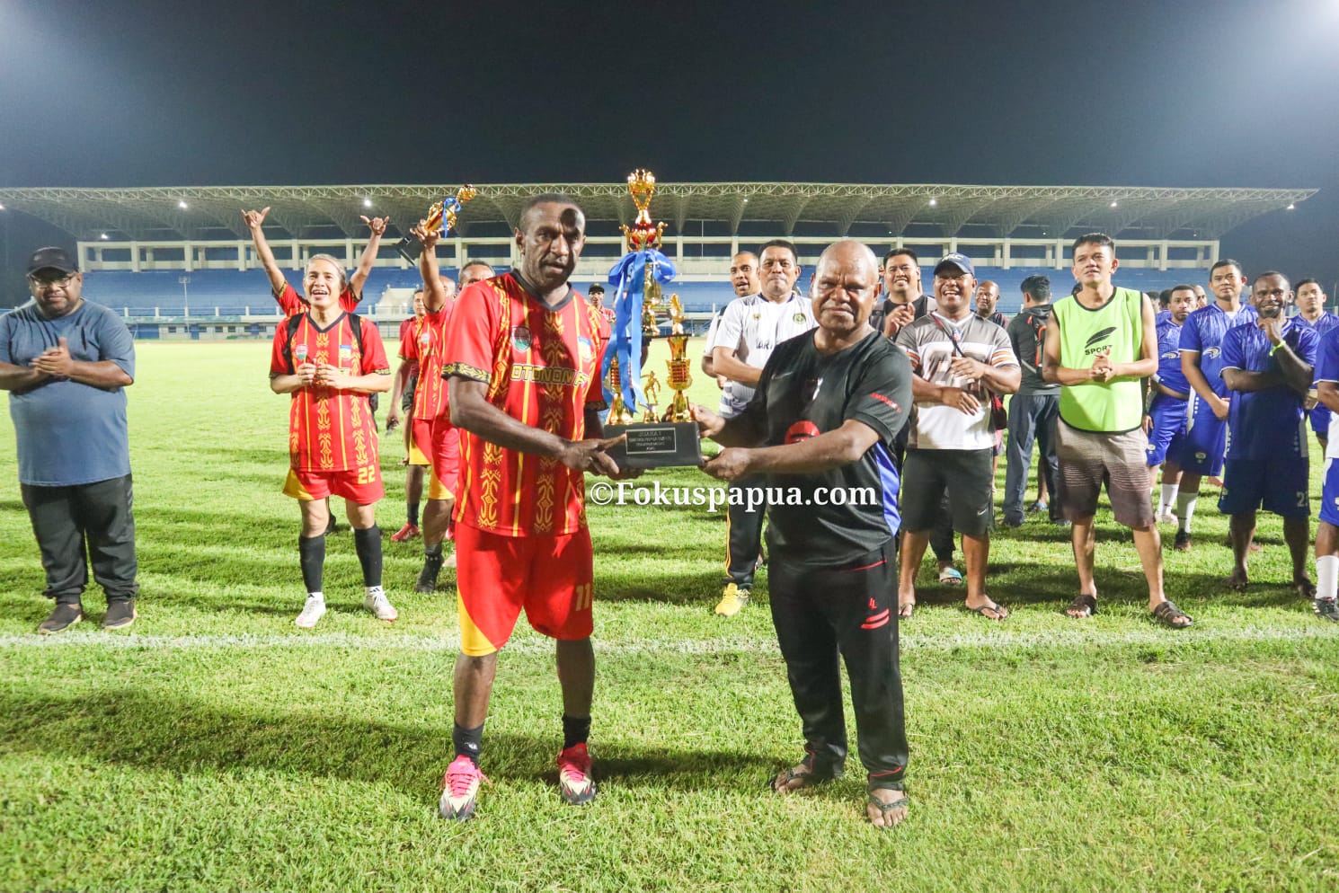 Penyerahan Trofi kepada kapten tim Otonom Fc Ortizan Solossa yang diserahkan oleh Bupati Kabupaten Puncak Jaya Yuni Wonda.