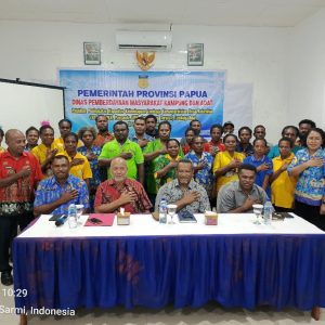 Foto bersama pada kegiatan Pelatihan Peningkatan Kapasitas Kelembagaan bagi Lembaga Kemasyarakatan Desa/Kelurahan (RT, RW, PKK, Posyandu, LPM, Karang Taruna) dan Lembaga Adat di Kabupaten Sarmi