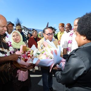 Kembali ke Jayapura, Gubernur Matius Fakhiri dan Wagub Aryoko Rumaropen Disambut Meriah Forkopimda dan Warga Masyarakat (16/10)