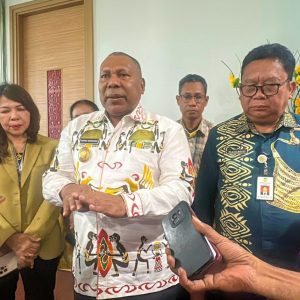 Wagub Provinsi Papua Aryoko Rumaropen saat memberikan keterangan pers