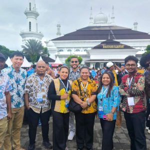 Perwakilan Corcom PTFI Karel Luntungan (kedua dari kiri) saat mendampingi Jurnalis Papua di Banten (9/2)