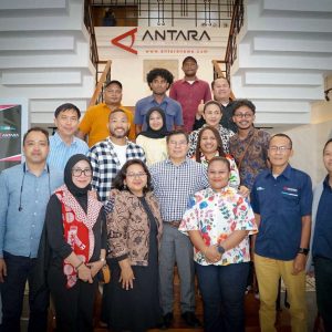 Foto Jurnalis Papua dan Tim Corcom PTFI bersama Direktur Utama Perum LKBN ANTARA Benny Siga Butarbutar (Foto : Antara)