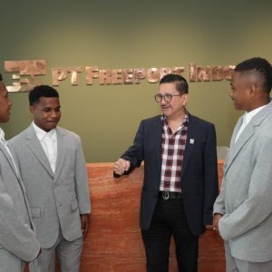 Presiden Direktur PTFI Tony Wenas beramah tamah dengan para pemain muda PFA yang akan mengikuti Elite Camp 2026 di Austria (kiri-kanan : Yance Glen Imbiri, Jupri Kogoya, Tony Wenas, Dolvi T. Salossa)