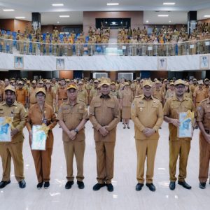 Gubernur Papua, Matius Fakhiri, memimpin Apel Perdana ASN Pemerintah Provinsi Papua sekaligus menyerahkan Dokumen Pelaksanaan Anggaran (DPA) Tahun 2026 di Jayapura (5/1).