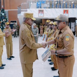 Gubernur Papua Matius Fakhiri saat menyerahkan DPA kepada Kepala OPD