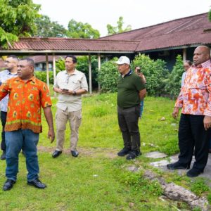 Gubernur Papua, Matius D. Fakhiri, meninjau langsung kondisi fisik Hotel Mapia di Kabupaten Biak Numfor, Senin (12/1/2026).