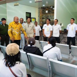 Gubernur Papua, Mathius D. Fakhiri, meninjau langsung kualitas pelayanan publik di Kantor Bersama Samsat Biak Numfor, Rabu (14/1/2026). Tak hanya memantau alur loket, Gubernur juga menyempatkan diri berdialog dengan warga yang sedang mengurus administrasi kendaraan.