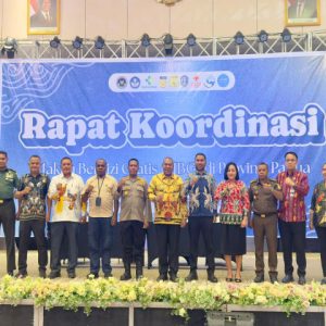 Foto bersama Wakil Gubernur Papua Aryoko Rumaropen usai membuka Rapat Koordinasi MBG di Jayapura