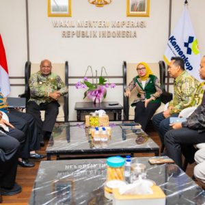 Gubernur Papua Matius Fakhiri bertemu Wamenkop Farida Farichah guna memperkuat implementasi Koperasi Merah Putih di Papua