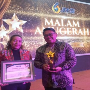 Kadis Kominfo Papua (kanan) mewakili Gubernur menerima penganugerahan Golden Leader di HUT ke-6 JMSI, Serang (8/2).