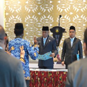 Gubernur Papua, Matius Fakhiri, secara resmi melantik sejumlah pejabat struktural dan fungsional di lingkungan Pemerintah Provinsi Papua, Rabu (18/2). Dalam arahannya, Gubernur menegaskan bahwa pelantikan ini adalah langkah awal penataan manajemen ASN yang berbasis pada kompetensi, prestasi, dan profesionalisme.