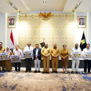 Gubernur Papua, Matius Fakhiri, menyerahkan dana hibah TA 2026 senilai Rp5,75 Miliar kepada sembilan lembaga pendidikan perintis dan keagamaan di Kantor Gubernur Papua, Jayapura (23/2).