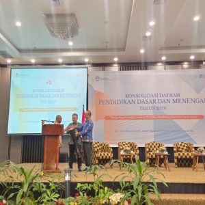 Staf Ahli Bidang Kemasyarakatan dan SDM, Orgenes Kambuaya (kiri), didampingi Kepala BPMP Papua, Junus Simangunsong, menabuh tifa sebagai tanda dibukanya Konsolidasi Daerah Pendidikan Dasar dan Menengah Tahun 2026 di Jayapura, Kamis (26/2).