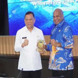 Gubernur Papua, Matius D. Fakhiri, menerima kunjungan Dirjen Perikanan Tangkap KKP, Lotharia Latif, di Kantor Gubernur (5/3) untuk memantapkan rencana pembangunan Kampung Nelayan Merah Putih di Bumi Cendrawasih