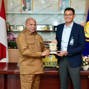 Gubernur Papua Matius D. Fakhiri dan Regional CEO BRI, Fahmi Rahendas