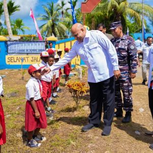 Gubernur Papua saat meninjau dukungan fasilitas pendidikan di SD Negeri Mosso, Distrik Muara Tami, Kamis (29/1).