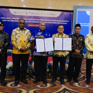 Gubernur Papua, Komjen Pol (Purn) Mathius D. Fakhiri, bersama Kepala BI Papua, Warsono, menandatangani komitmen bersama dalam High Level Meeting (HLM) TPID & TP2DD di Kota Jayapura.