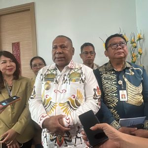 Wakil Gubernur Papua Aryoko Rumaropen saat memberikan keterangan pers
