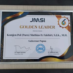 Gubernur Papua Matius D. Fakhiri resmi menyandang penghargaan Golden Leader dari JMSI Nasional pada peringatan HPN 2026